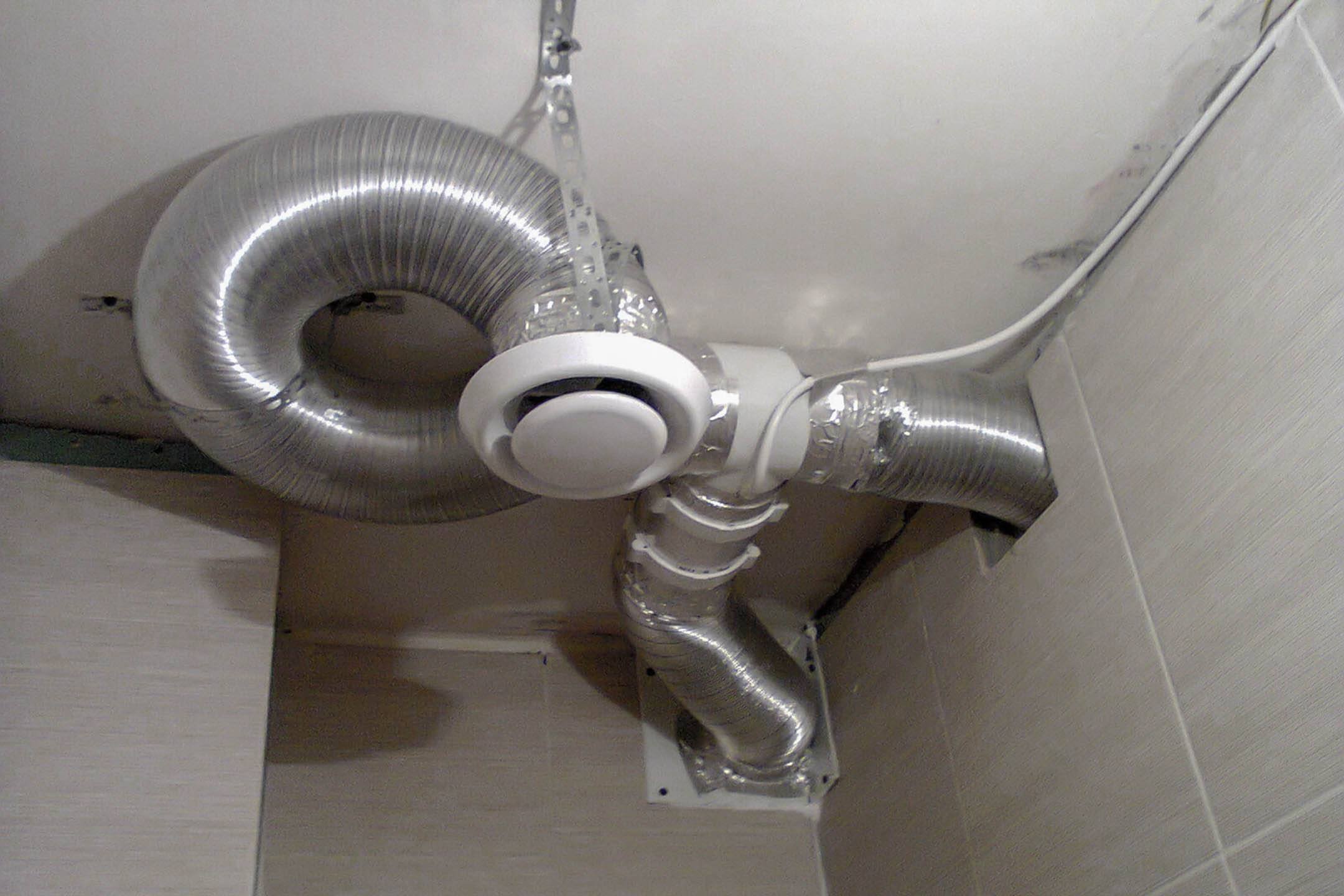 Вентиляция ванная кухня. Вытяжка из душа и туалета канальный вентилятор. 110 Труба под вытяжной вентилятор в ванной. Вытяжка с принудительной вентиляцией. Принудительная вытяжная система.