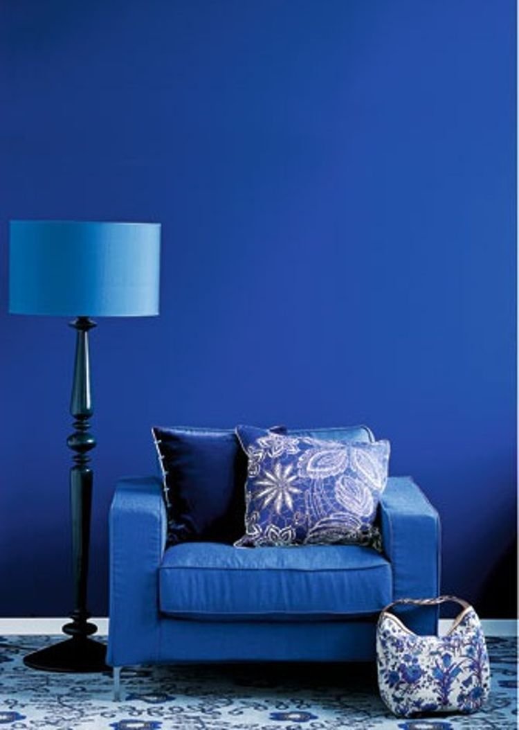 белая мебель на синем фоне
