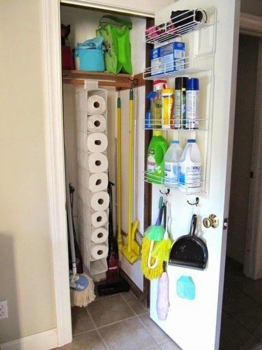 система для хранения пылесоса в шкафу