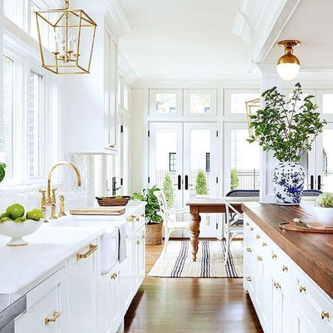 Красивая белая кухня. Красивый интерьер кухни. Белая кухня в интерьере. Кухня в белом стиле. Белая классическая кухня с деревянной столешницей.