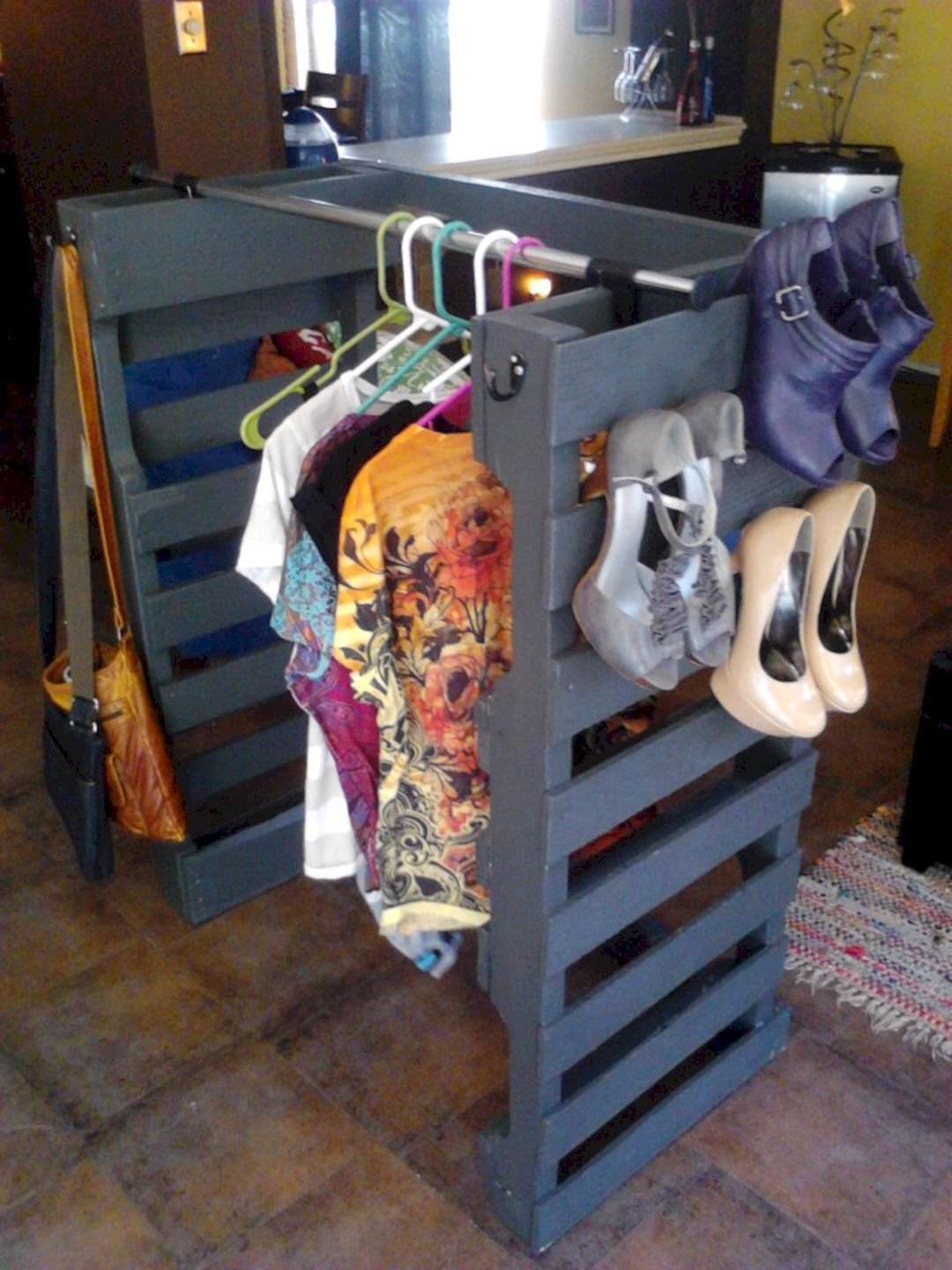 шкаф из поддонов для одежды своими руками