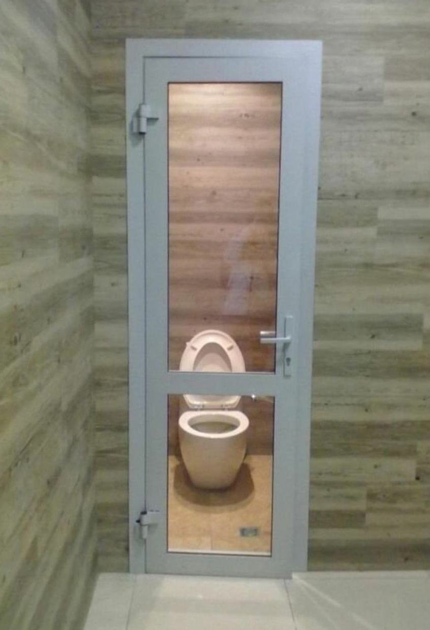 угловая дверь в туалет
