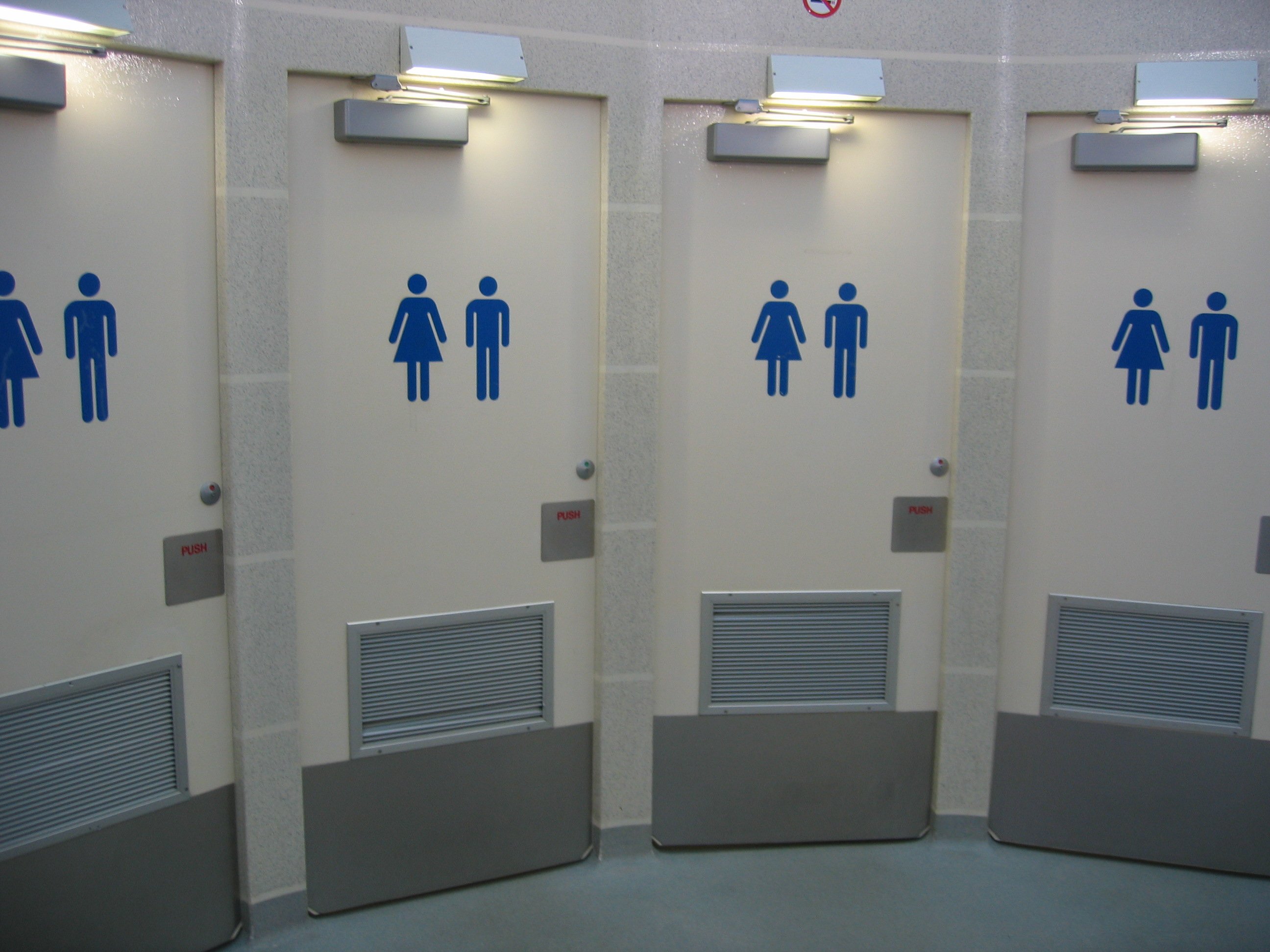 Общественный мужской туалет. Общественный туалет. Двери для общественных туалетов. Мужской туалет без кабинок. Общий туалет.