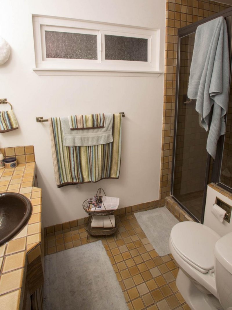 Бюджетный интерьер ванной комнаты с туалетом