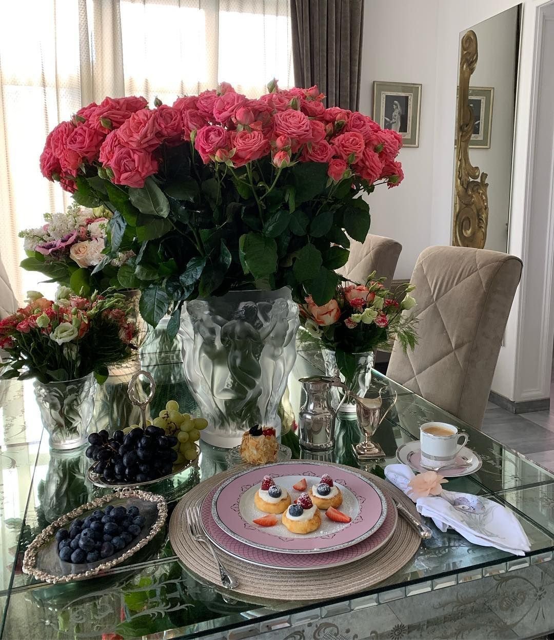 Красивая сервировка завтрака с цветами