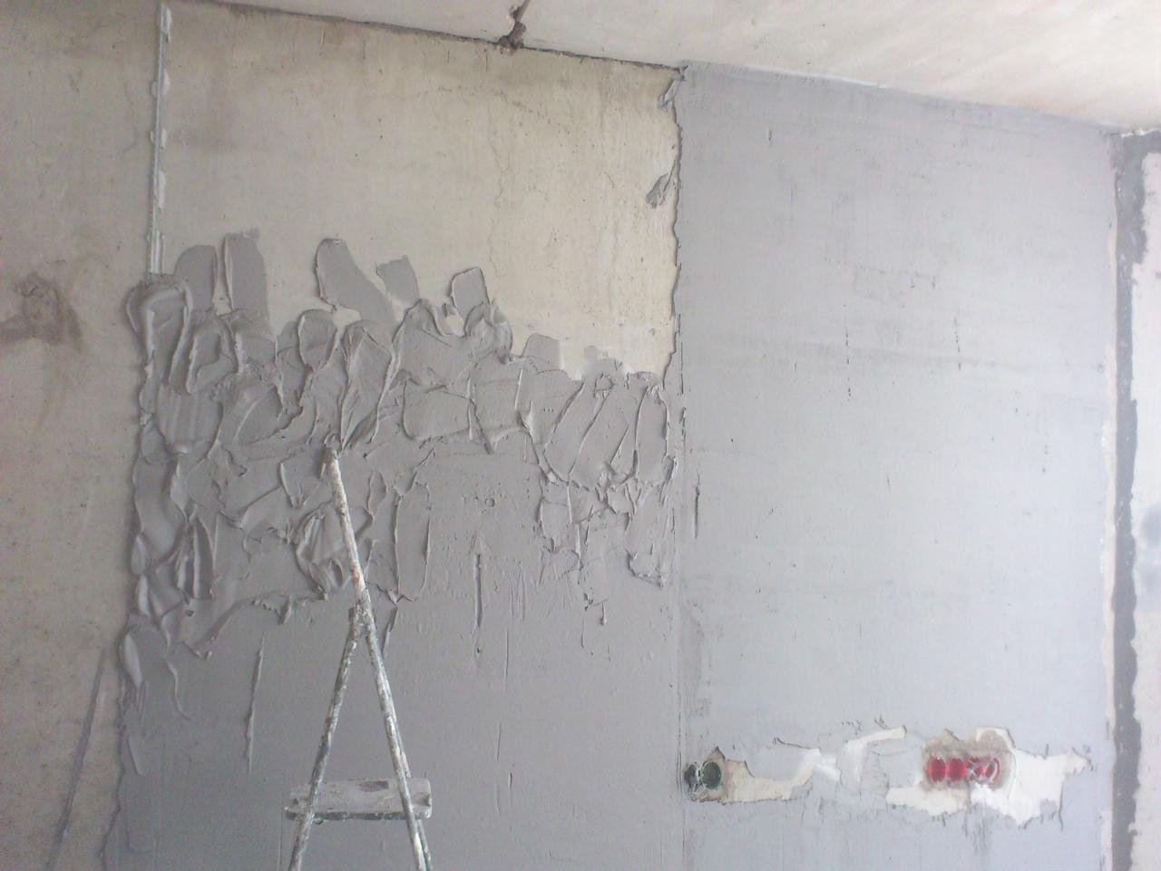 Ремонт штукатурки известковым раствором. Цементно-Песчаная штукатурка на стене. Цементная штукатурка на стене. Шпаклевка стен в хрущевке. Гипсовая штукатурка на стене.