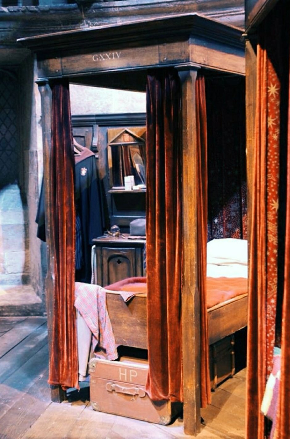 Гарри Поттер комната Гриффиндора спальня