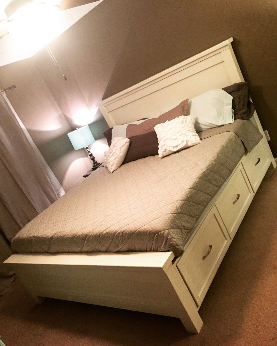 Двуспальная кровать в маленькой комнате