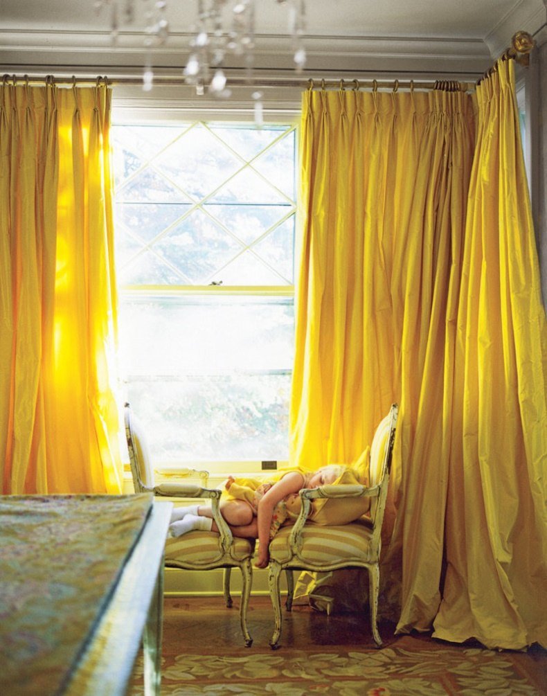 Жёлтые занавески в интерьере спальни
