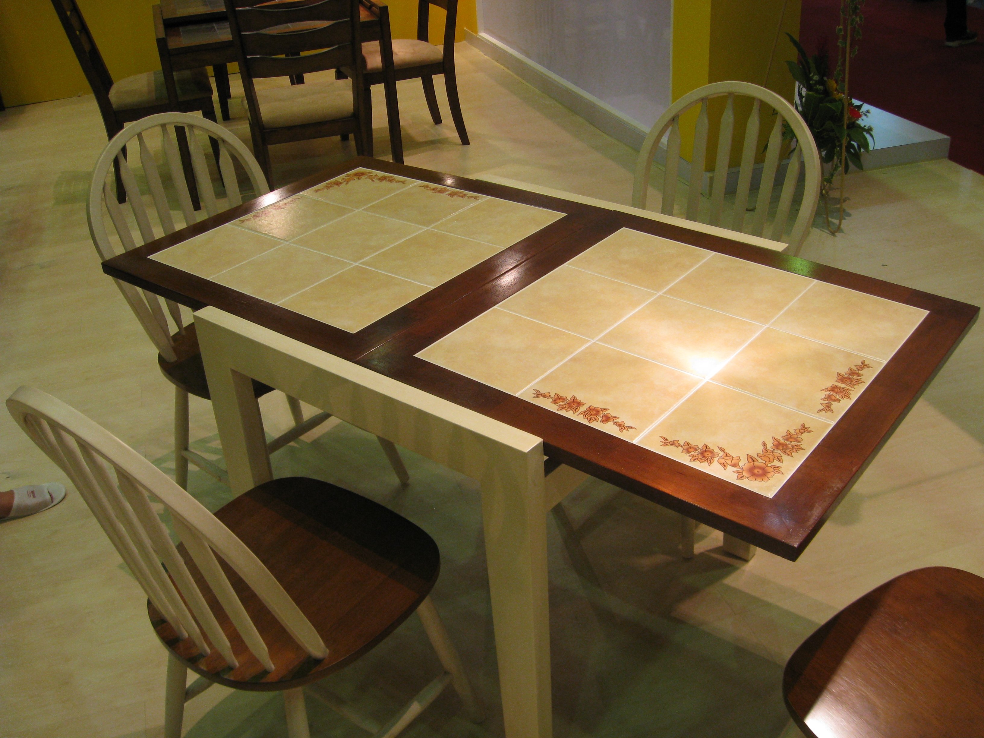 Кухонный стол плитка. Стол с плиткой керамической. Кухонный стол с керамической плиткой. Стол с кафельной плиткой.