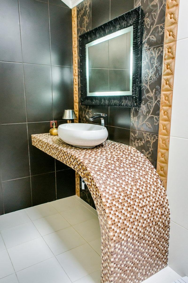 Столешница из мозаики в ванной