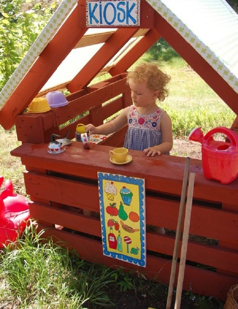 Домик для садика на детскую площадку