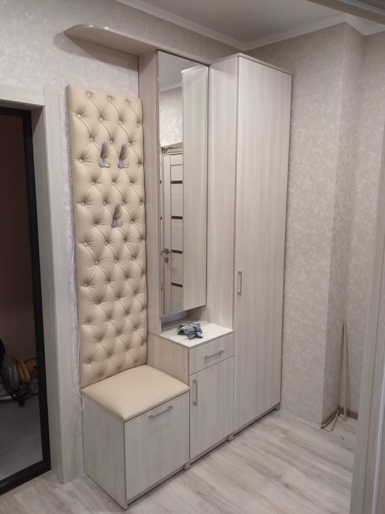 Крашеные стены в прихожей