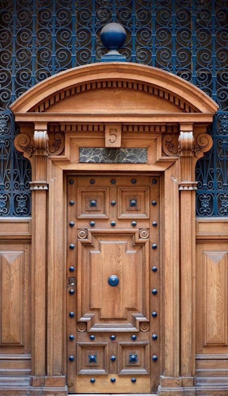 Массивная деревянная дверь