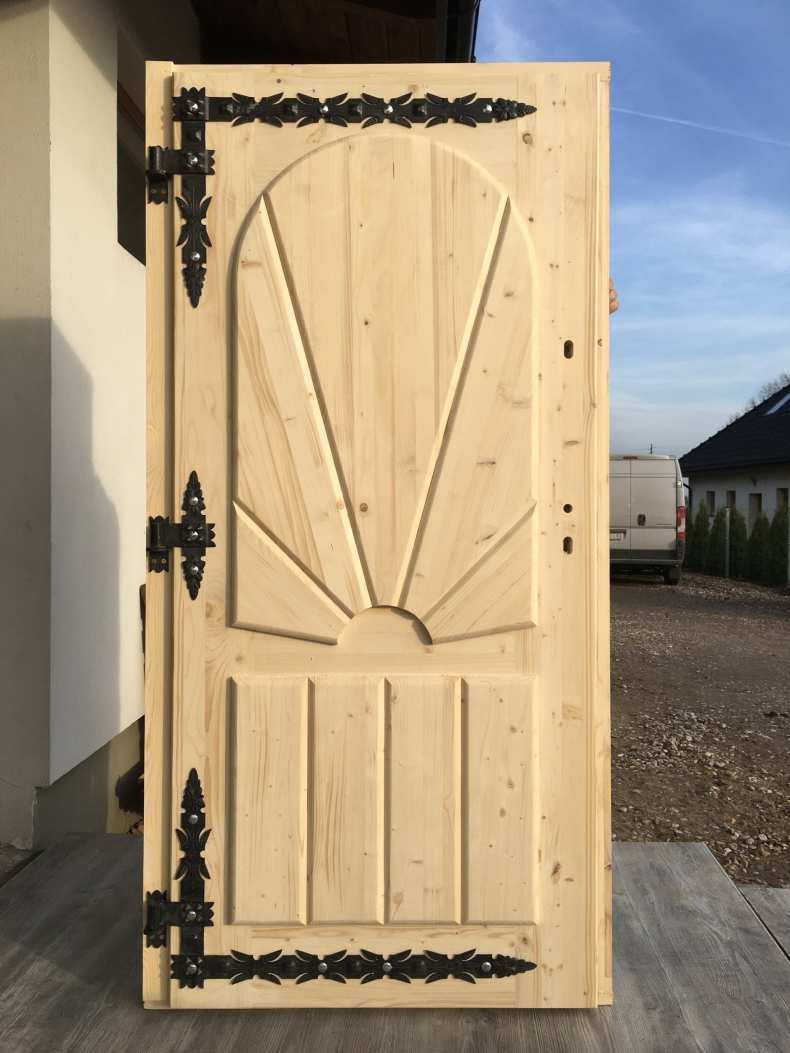 Деревянная уличная дверь