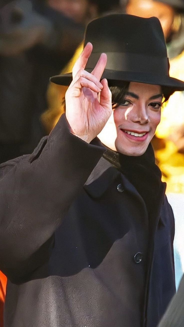 Майкл Джексон в пальто
