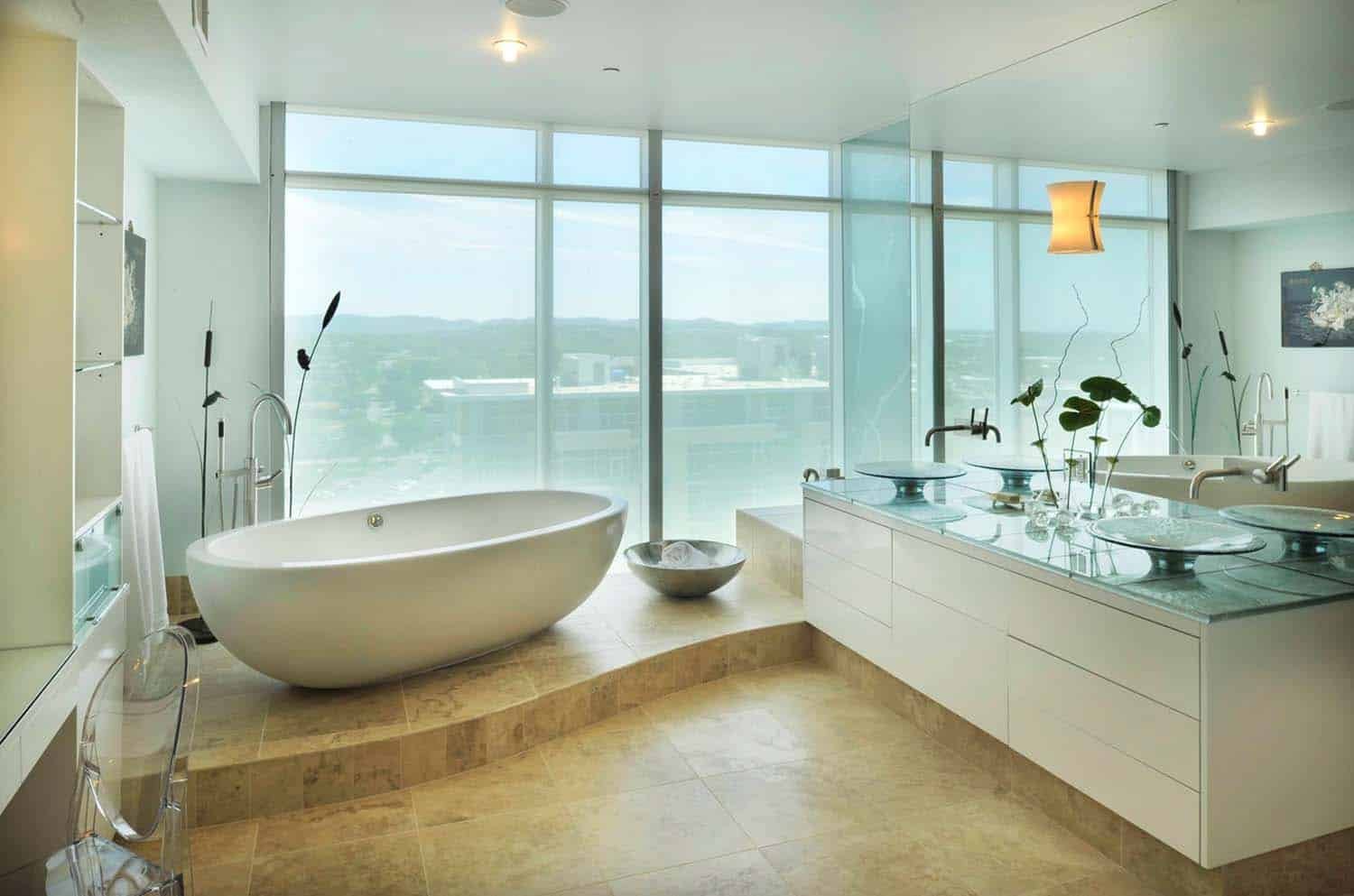 Ванна с большим окном. Современная ванная комната. Красивая ванна. Шикарная ванная комната. Красивый интерьер ванной.