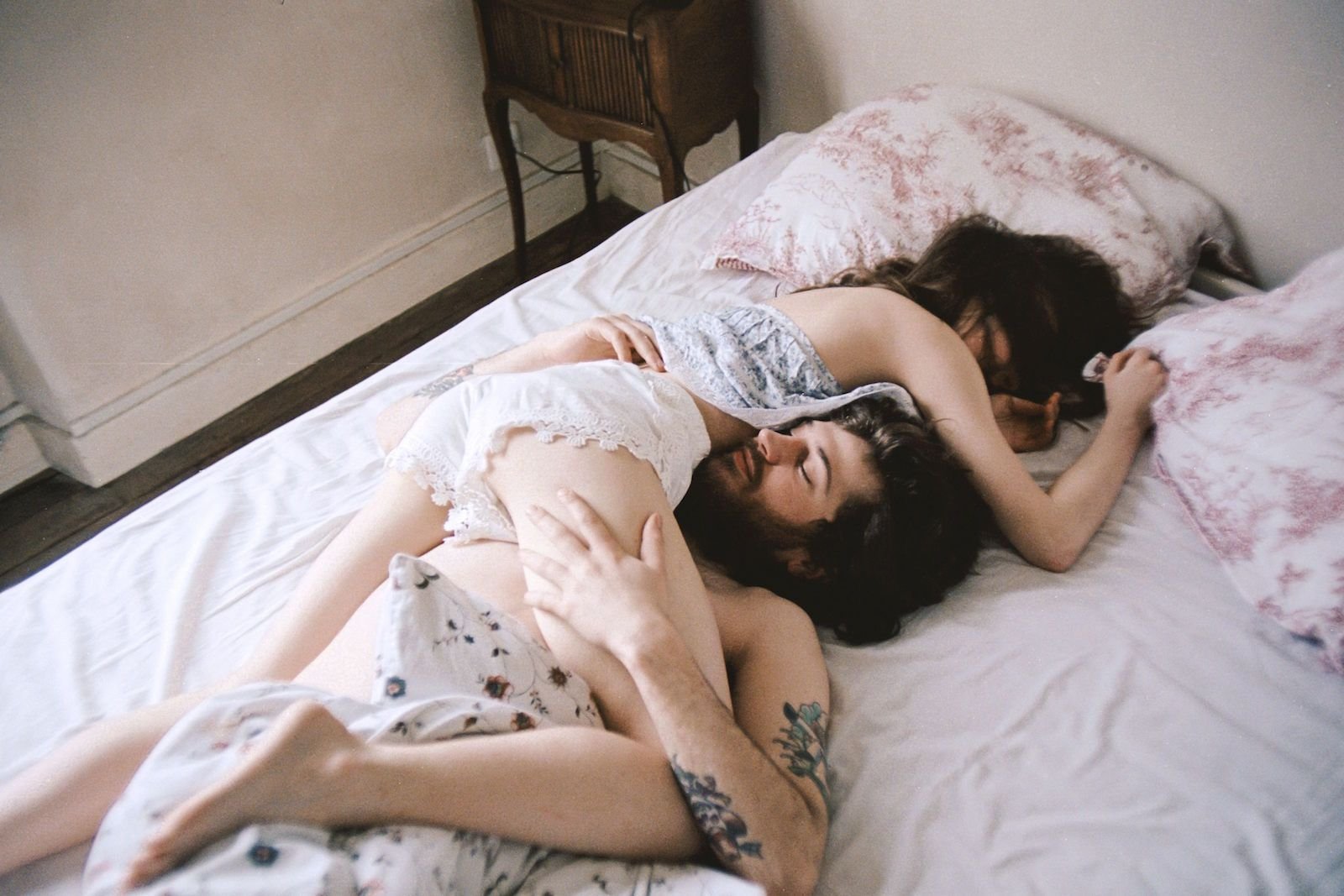 Фото мужчины и женщины на кровати фото