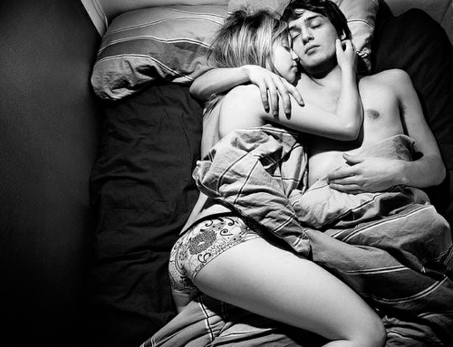 фото спящих мужчины и женщины