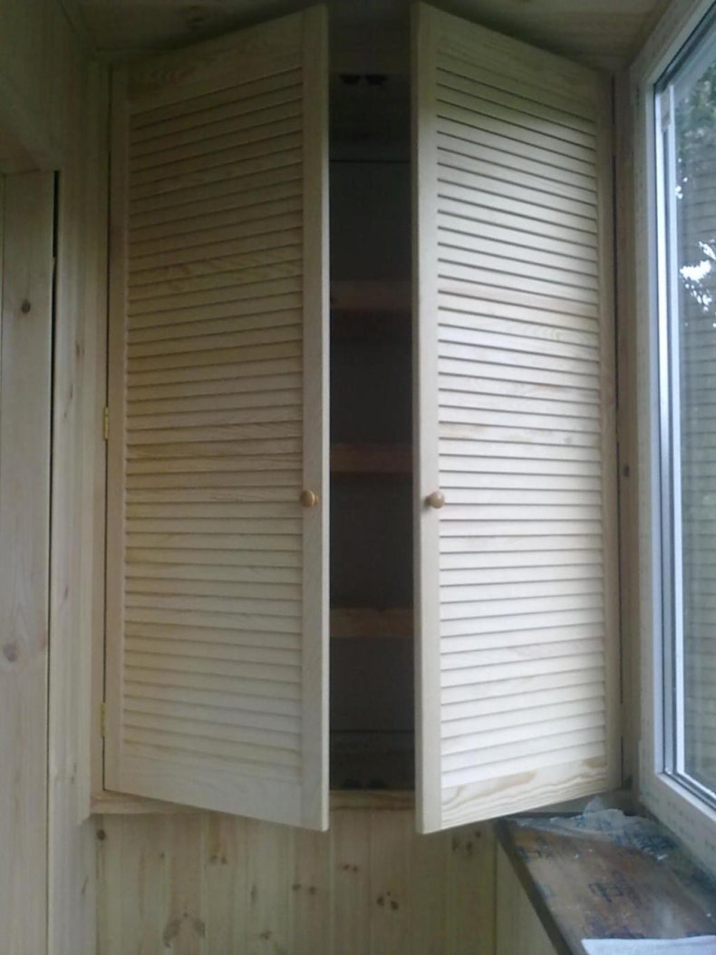 Шкаф с жалюзийными дверками на балконе
