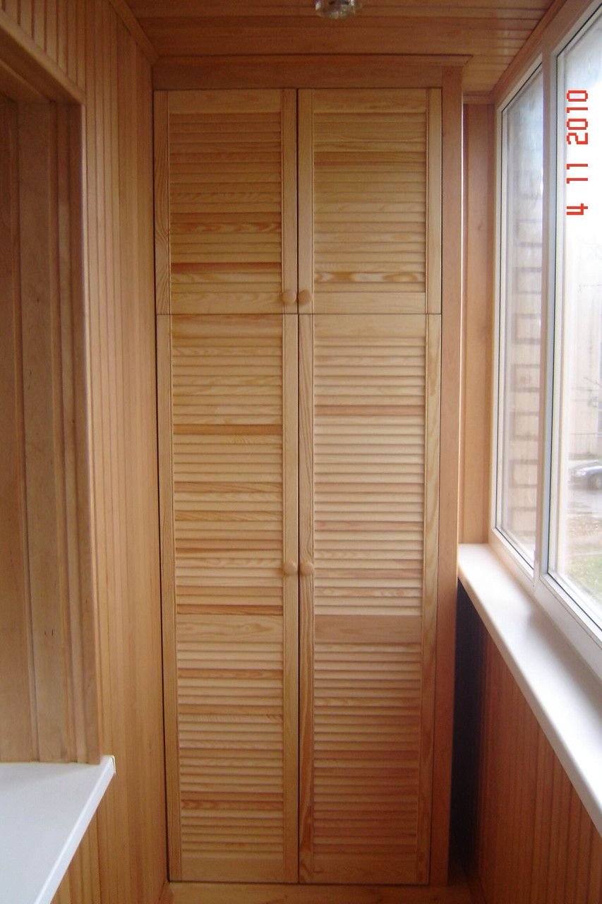 Шкаф с деревянными жалюзийными дверцами