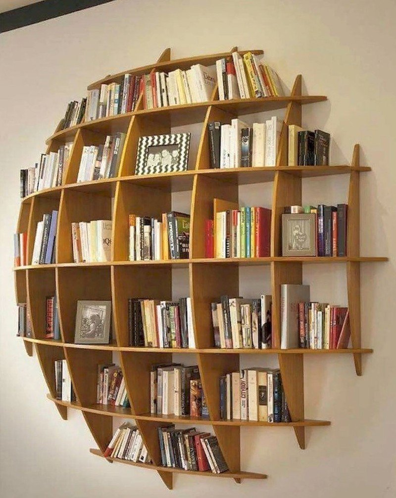 Книжные полки на белом кирпиче