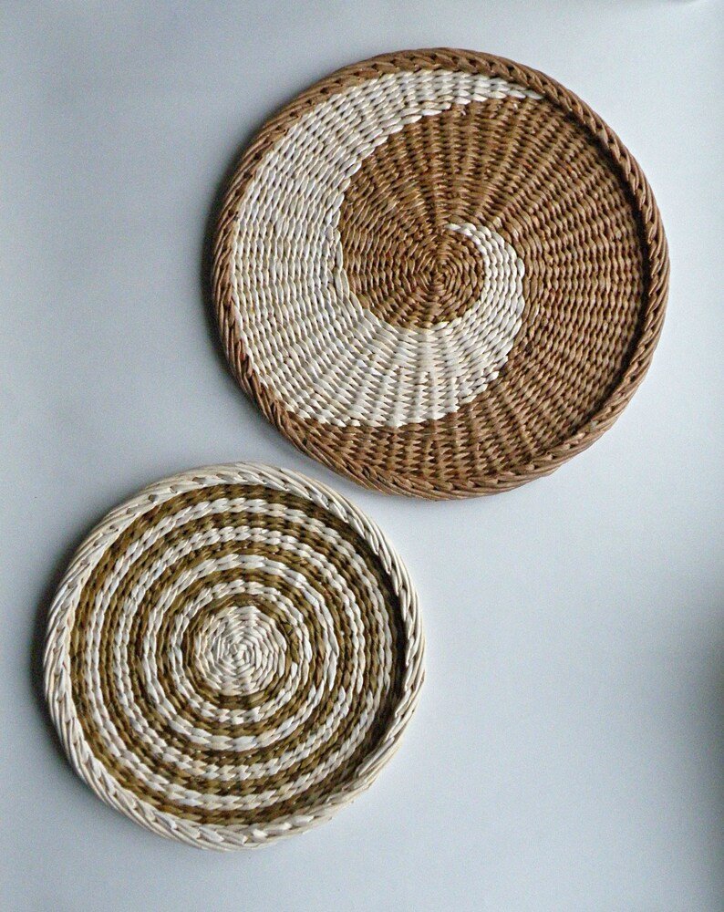 Плетеные тарелки подносы на стене