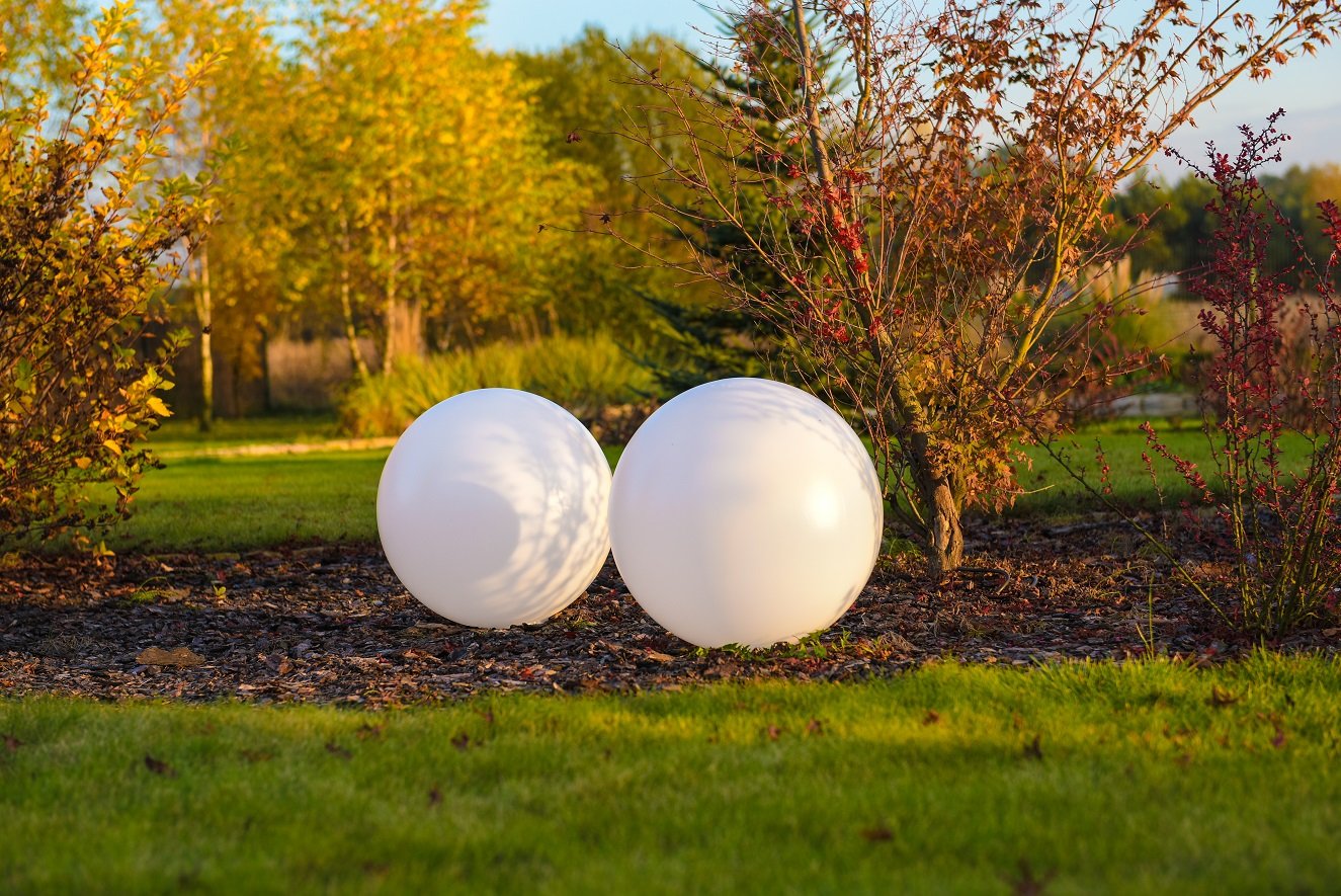 Правильная форма шара. Светильники шары уличные. Шары светильники для сада. Светящиеся шары для сада. Шары в ландшафте.
