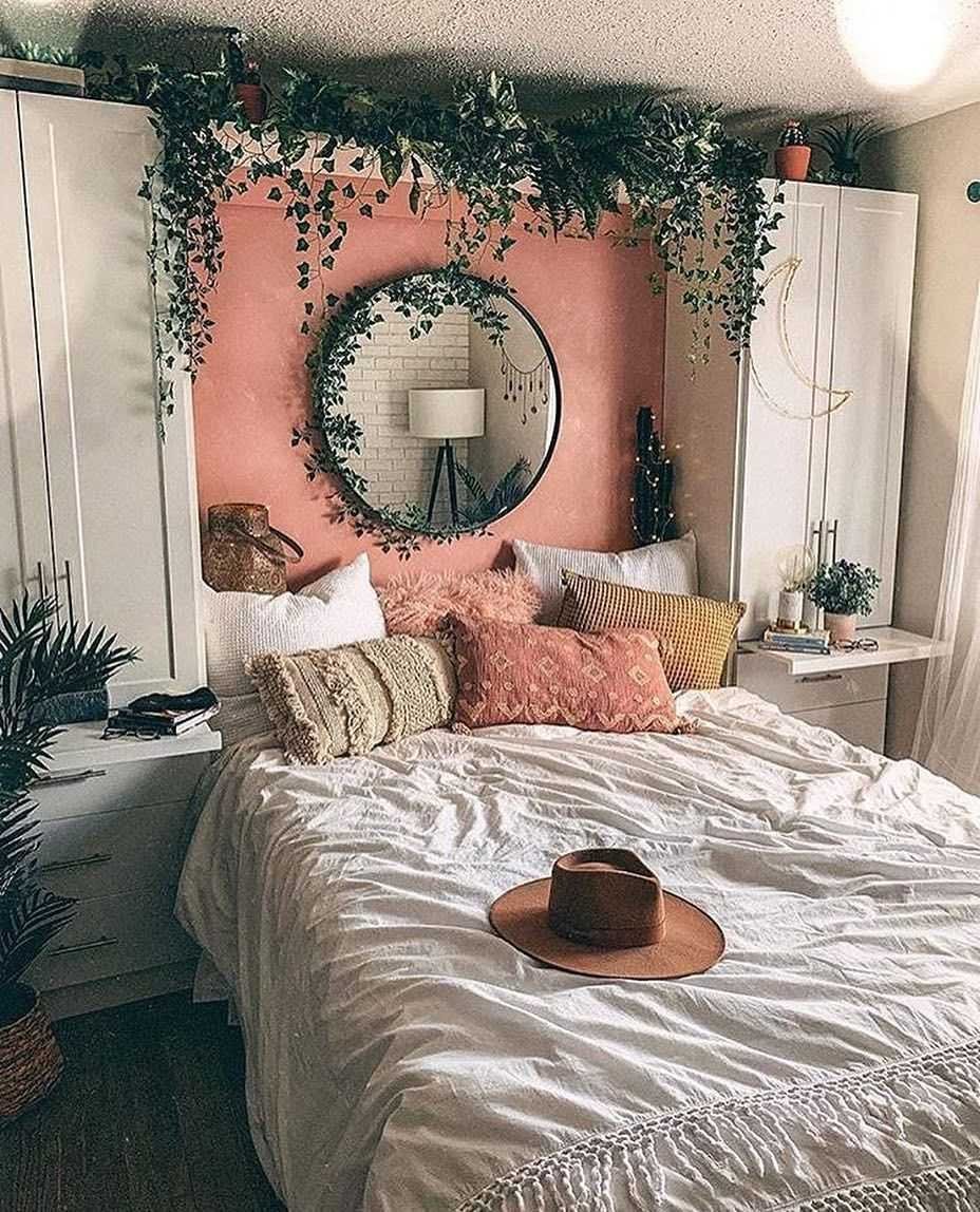 Цветочное панно в спальне