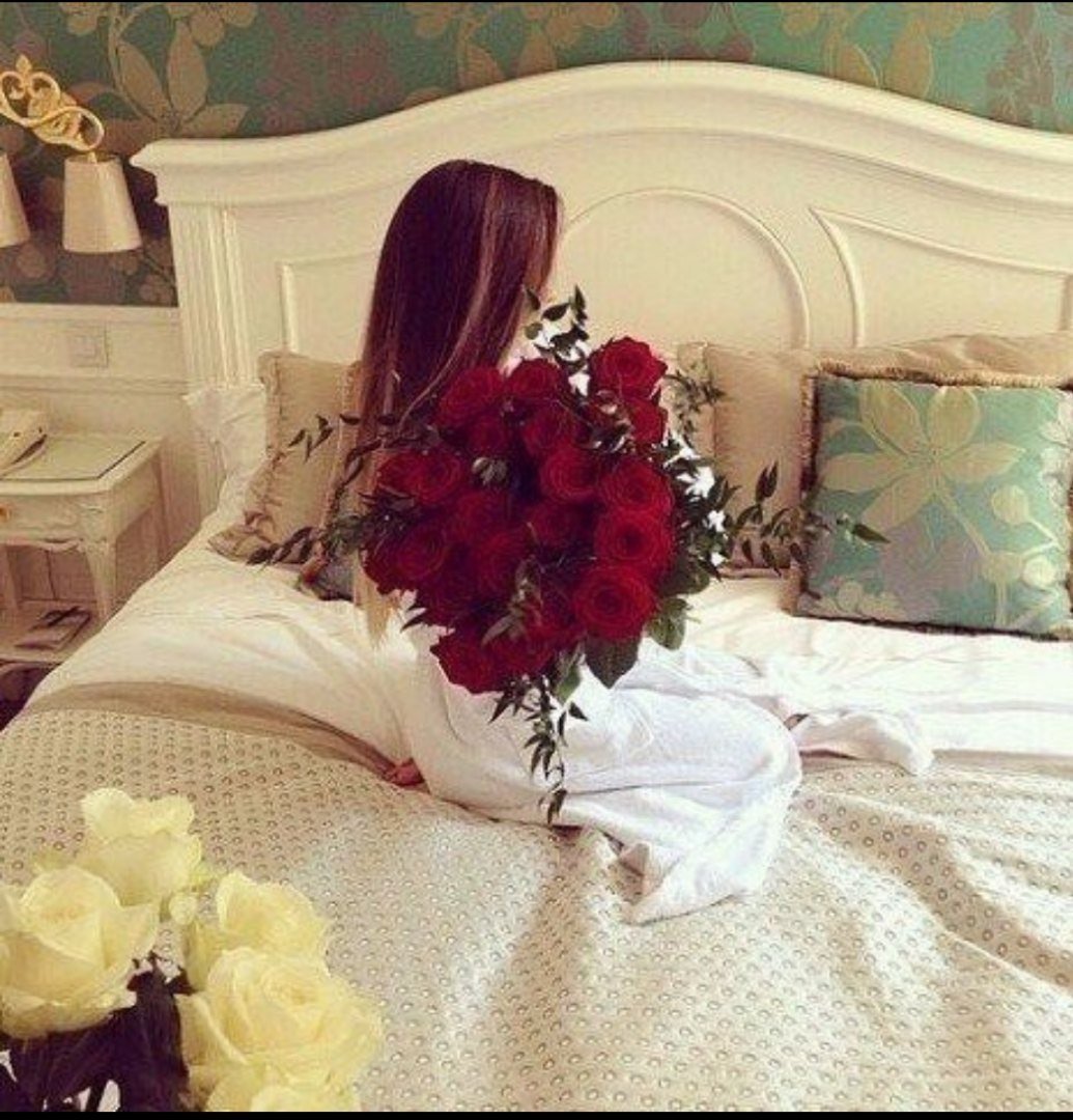 букет роз на кровати фото