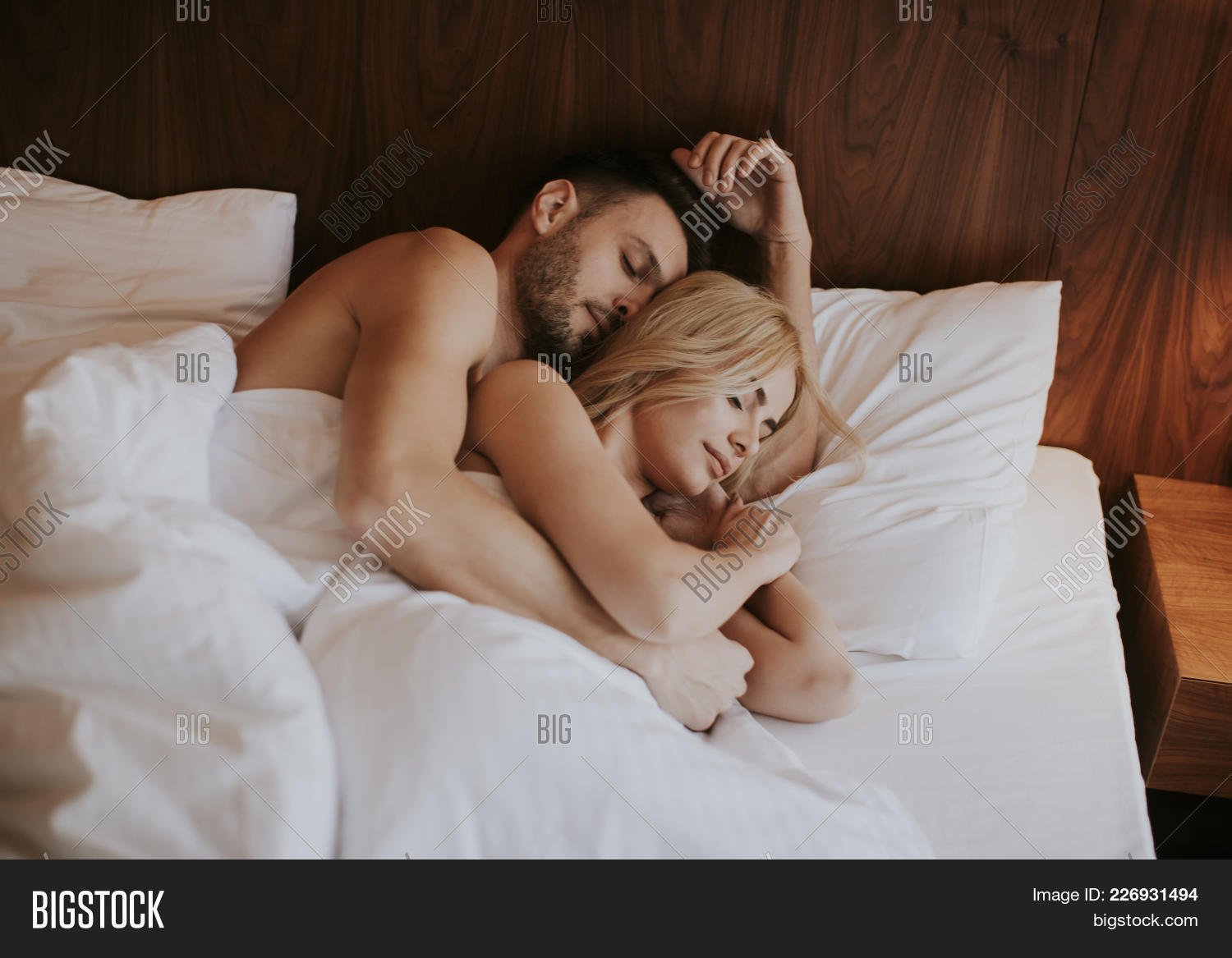 Блондинка с парнем в постели