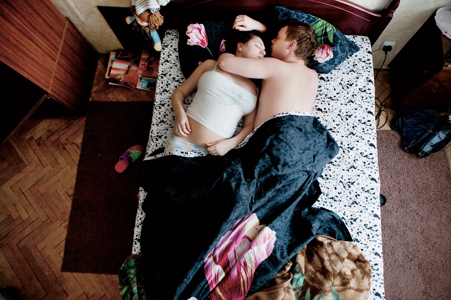 Скрытое видео мам домашнее. Спящие русские девушки. Спящие пары фотопроект.