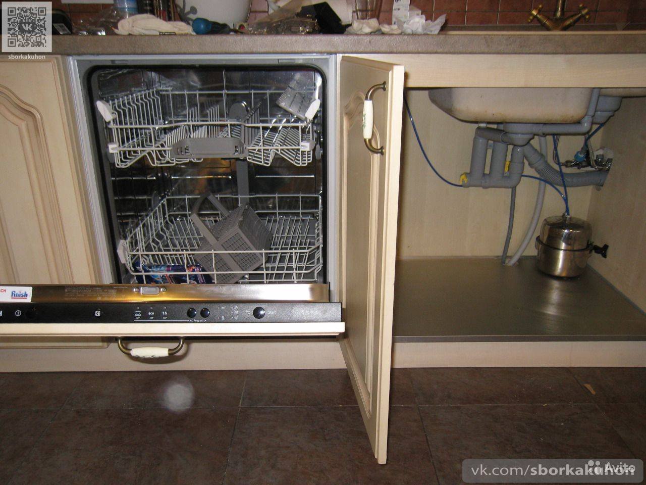 Как установить посудомоечную машину в готовую. ПММ 45 см встраиваемая подключение. Крепление посудомоечной машины. Крепление для встраиваемой посудомойки. Монтаж встраиваемой посудомоечной машины.
