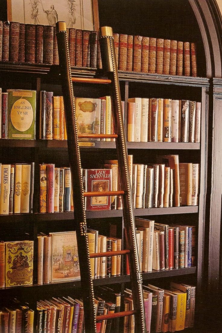 Старинный книжный стеллаж