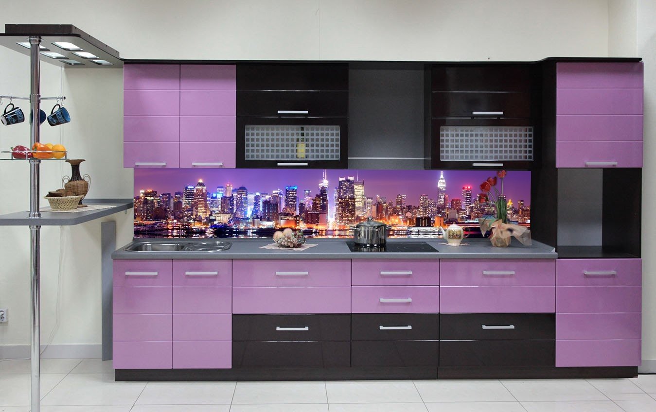 Кухня мебель фартук. Кухонный гарнитур фиолетовый. Лиловый кухонный гарнитур. Фартук для кухонного гарнитура. Фиолетовая кухня.