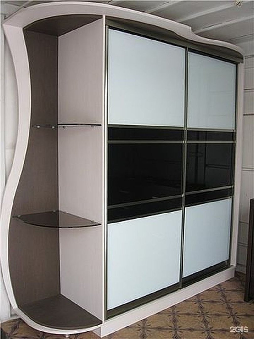 Шкаф с прозрачными дверцами