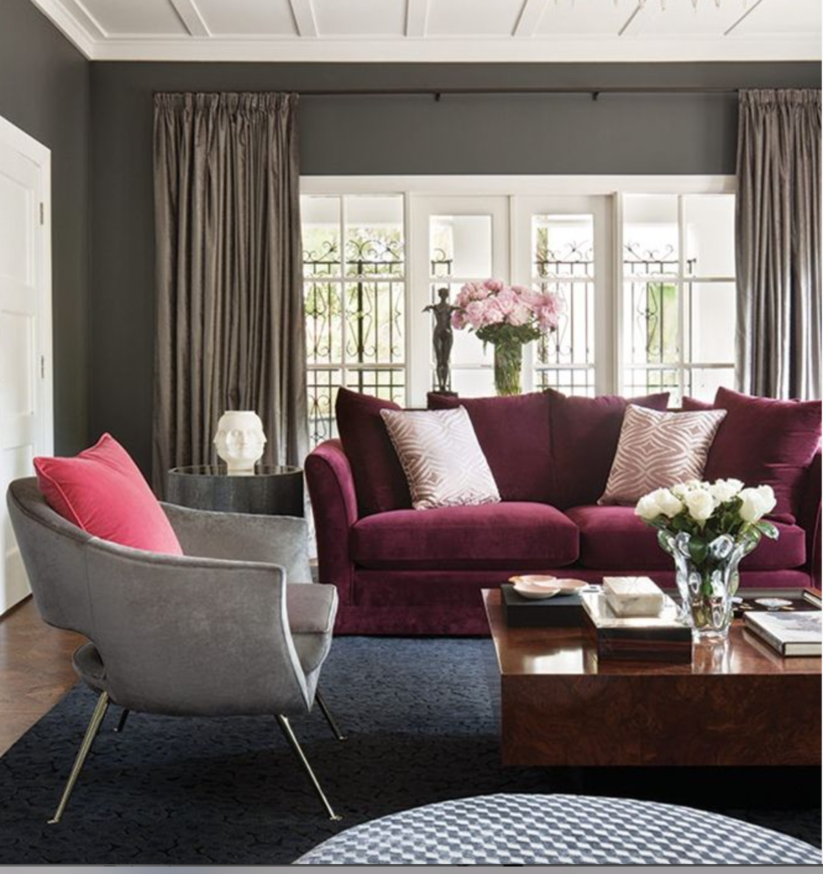 Бордовый диван в интерьере гостиной фото с чем сочетать