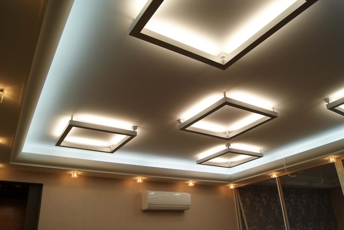 Натяжной потолок светодиоды. Потолок с подсветкой. Точечное потолочное освещение. Потолочная подсветка. Подвесной потолок квадратный.