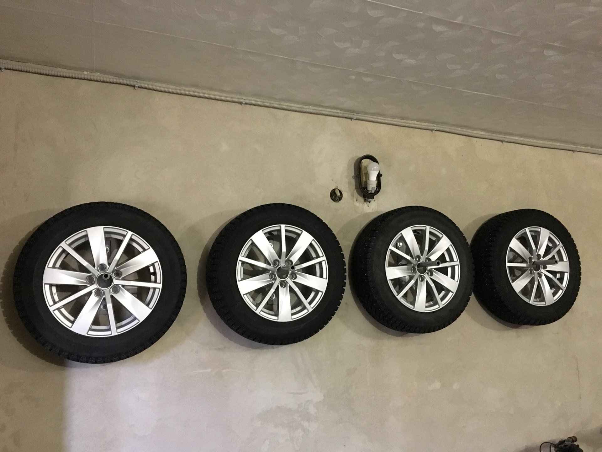 Кронштейн для колес на стену. Подвес для хранения колес. Кронштейн для колес на стену в гараже. Кронштейн для хранения колес на стене.