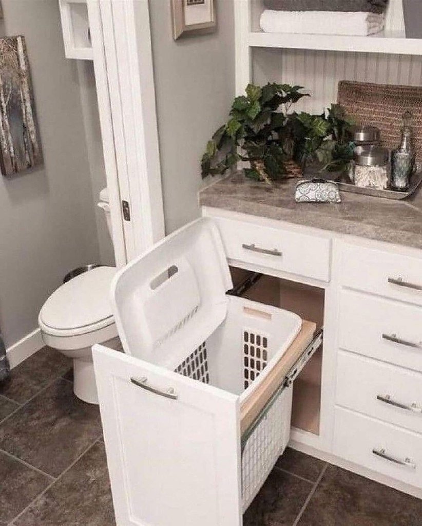 Шкаф для ванной с корзиной для грязного белья