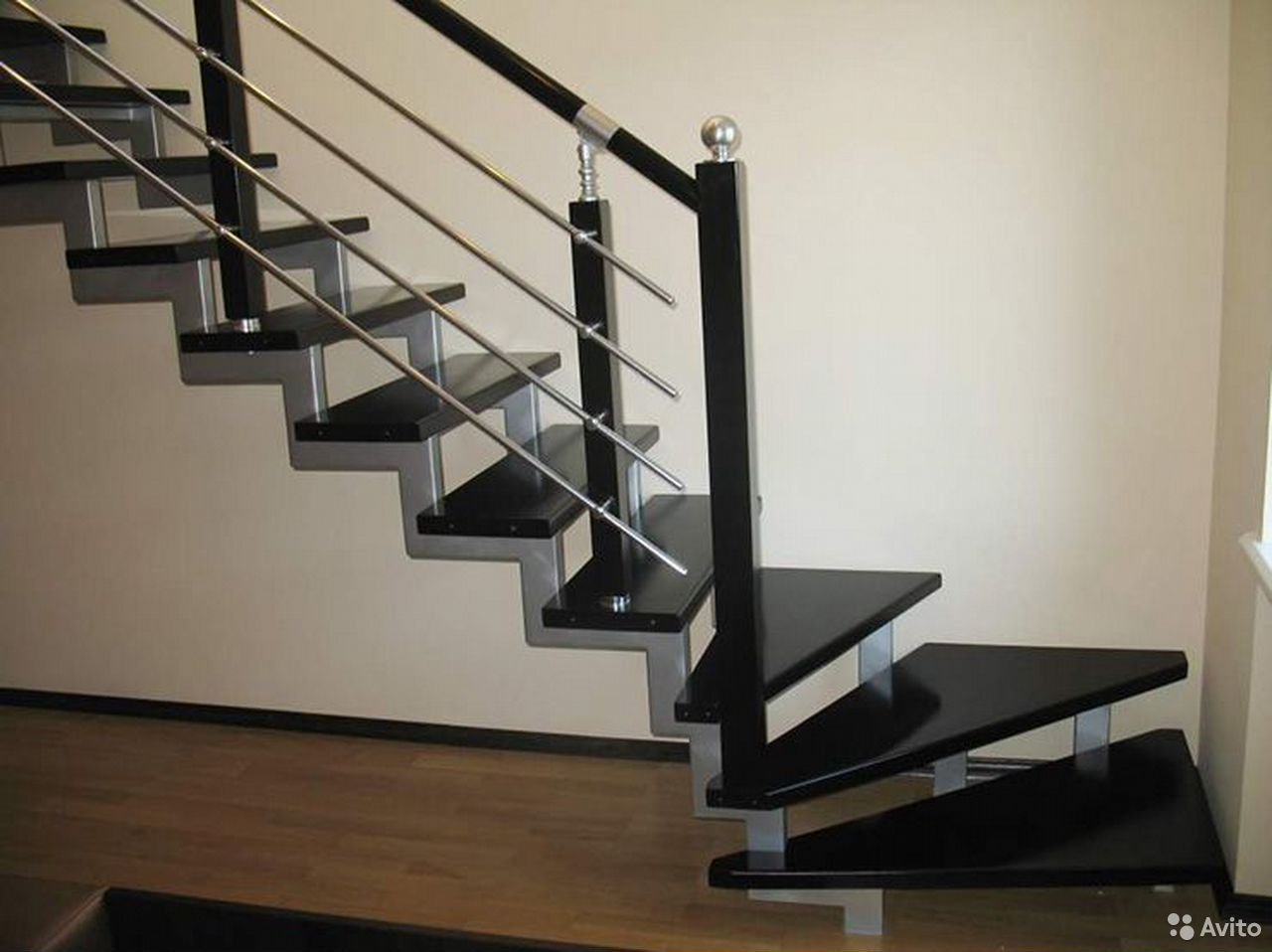 Металлический каркас для лестницы с забежными ступенями
