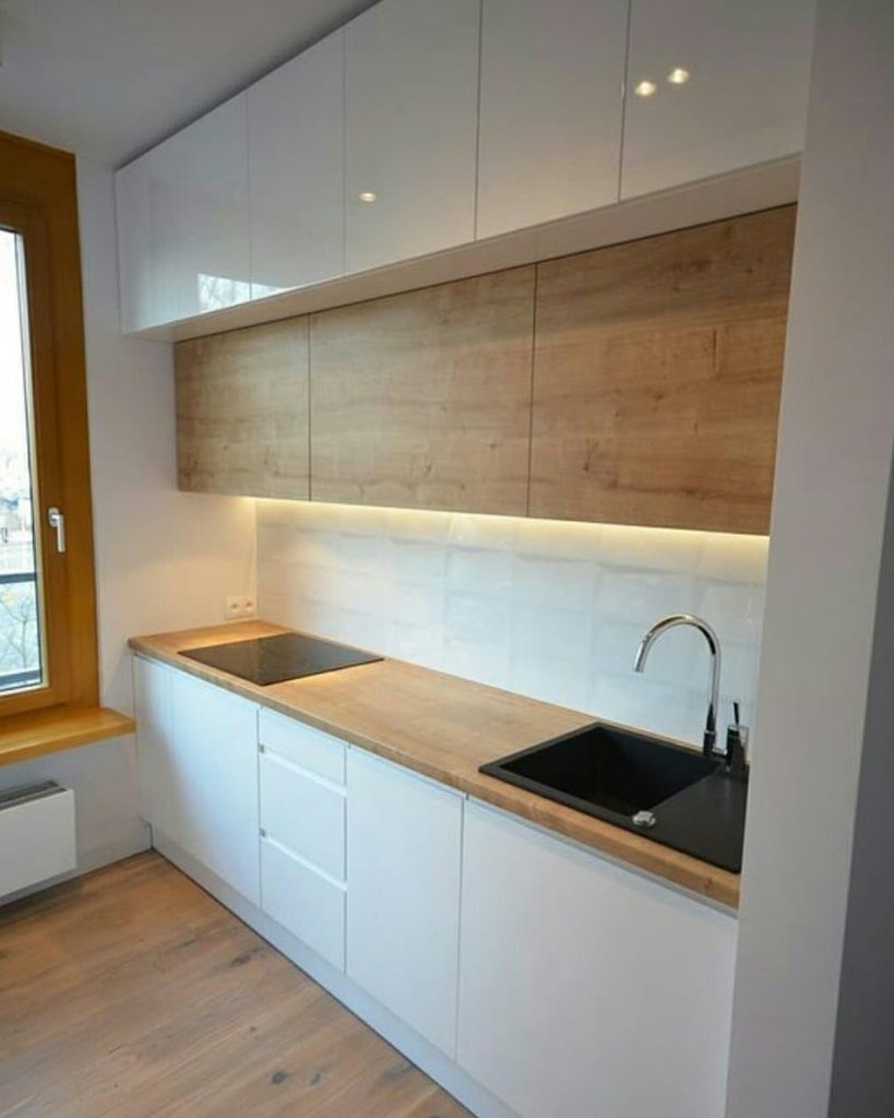кухня белая с деревянной столешницей до потолка