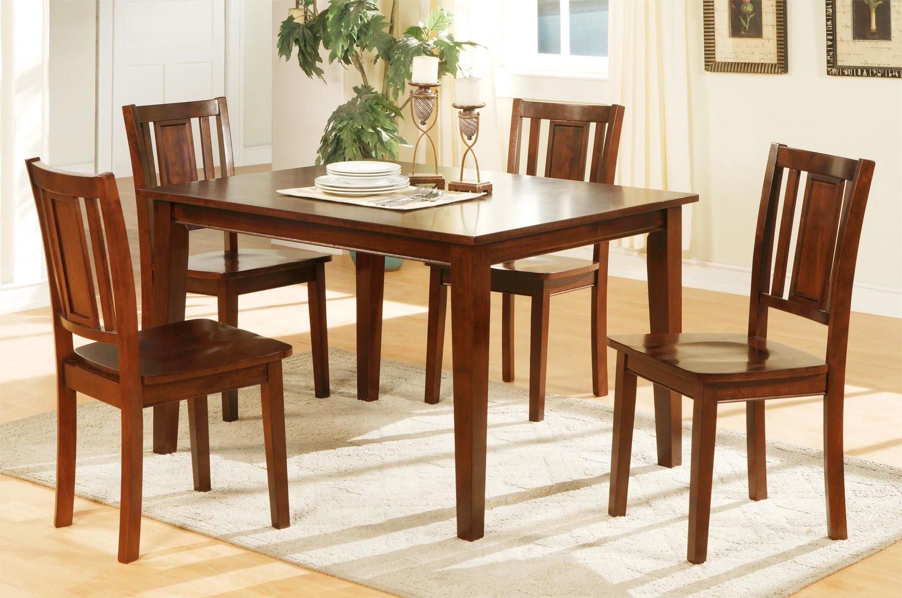 Покажи столы кухонные. Столы и стулья. Кухонный стол и стулья. Стол кухонный деревянный. Деревянные столы и стулья для кухни.