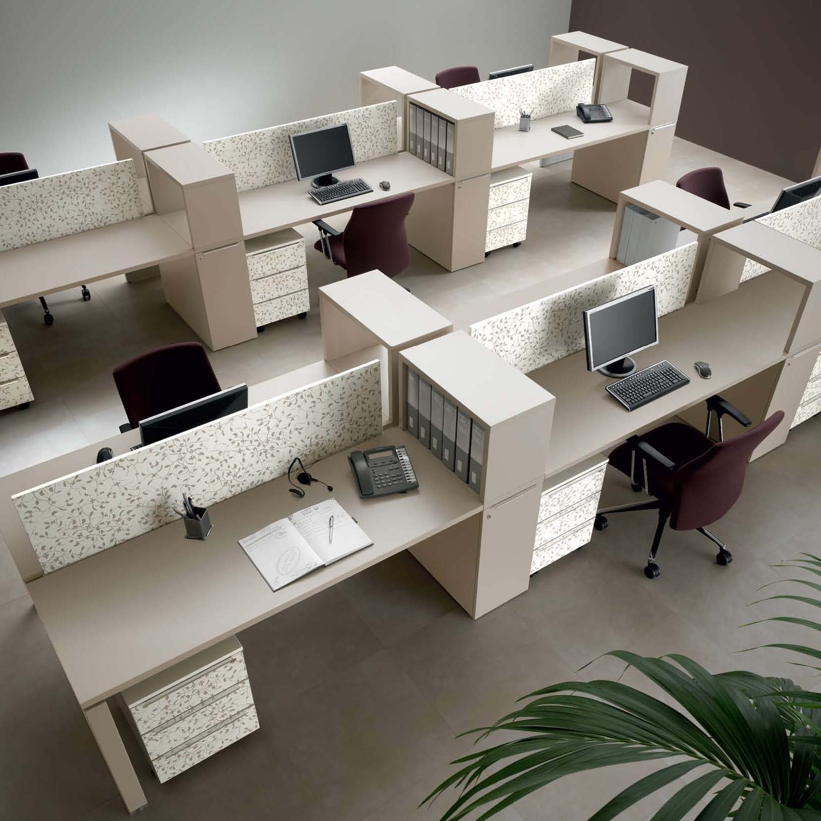 Двухэтажные столы в офисе