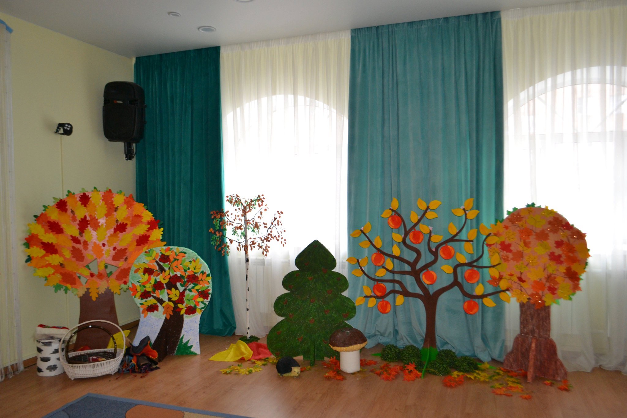 Украшение зала в детском саду деревьями