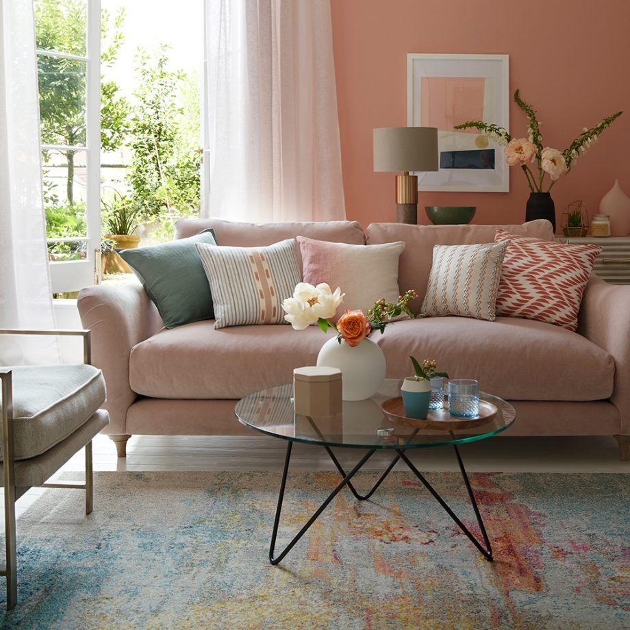 Терракотовый цвет дивана в интерьере гостиной