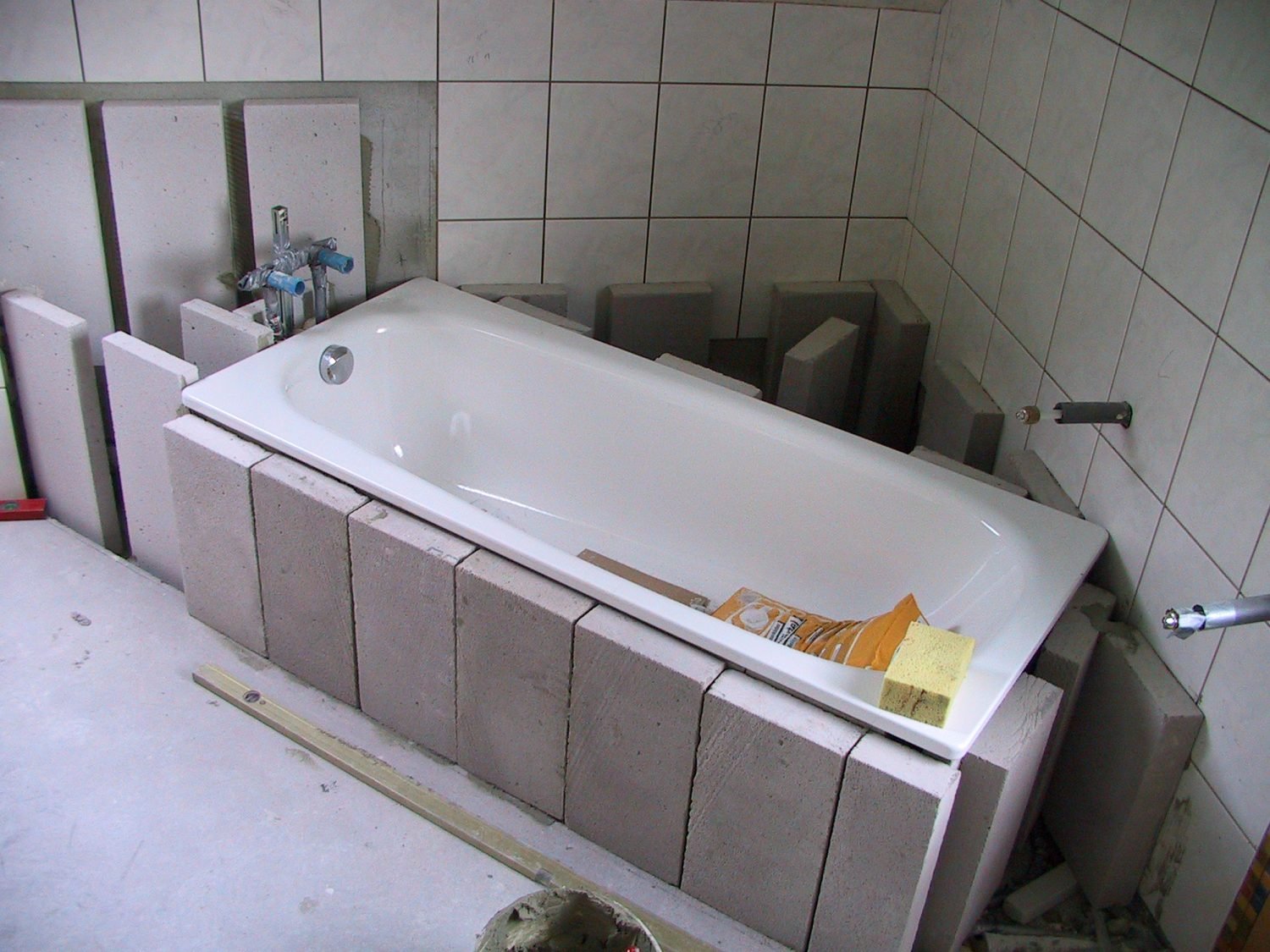 Плитка в каркасной ванне. Каркас под ванну из блоков. Пеноблоки в ванной. Ванна в каркасе из плитки. Монтаж ванной комнаты.