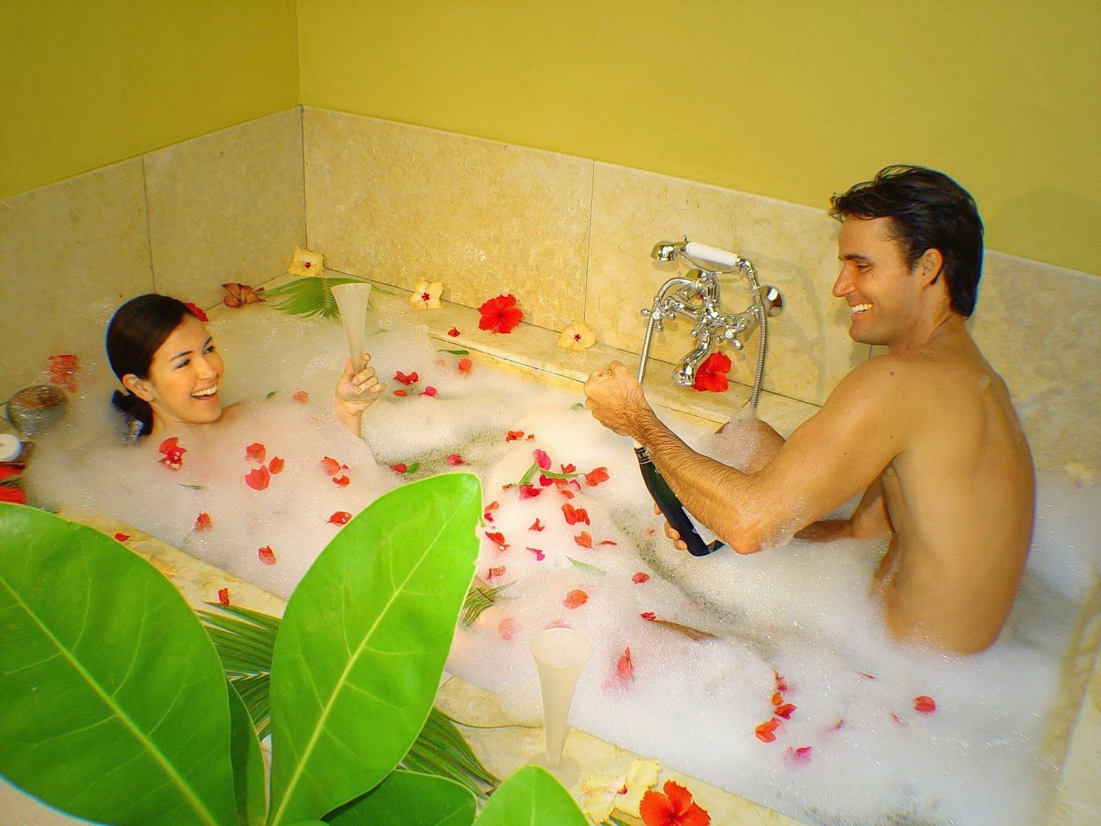 Муж жена ванна видео. Романтик в ванне. Романтика в ванне. В ванной вдвоем. Романтик в ванной для мужчины.