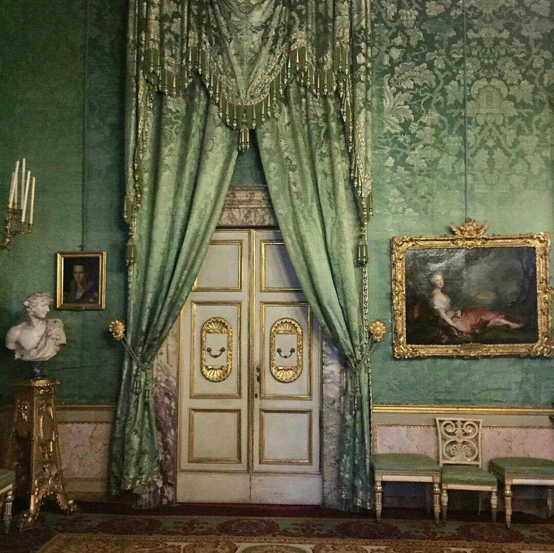 Комната в викторианском стиле