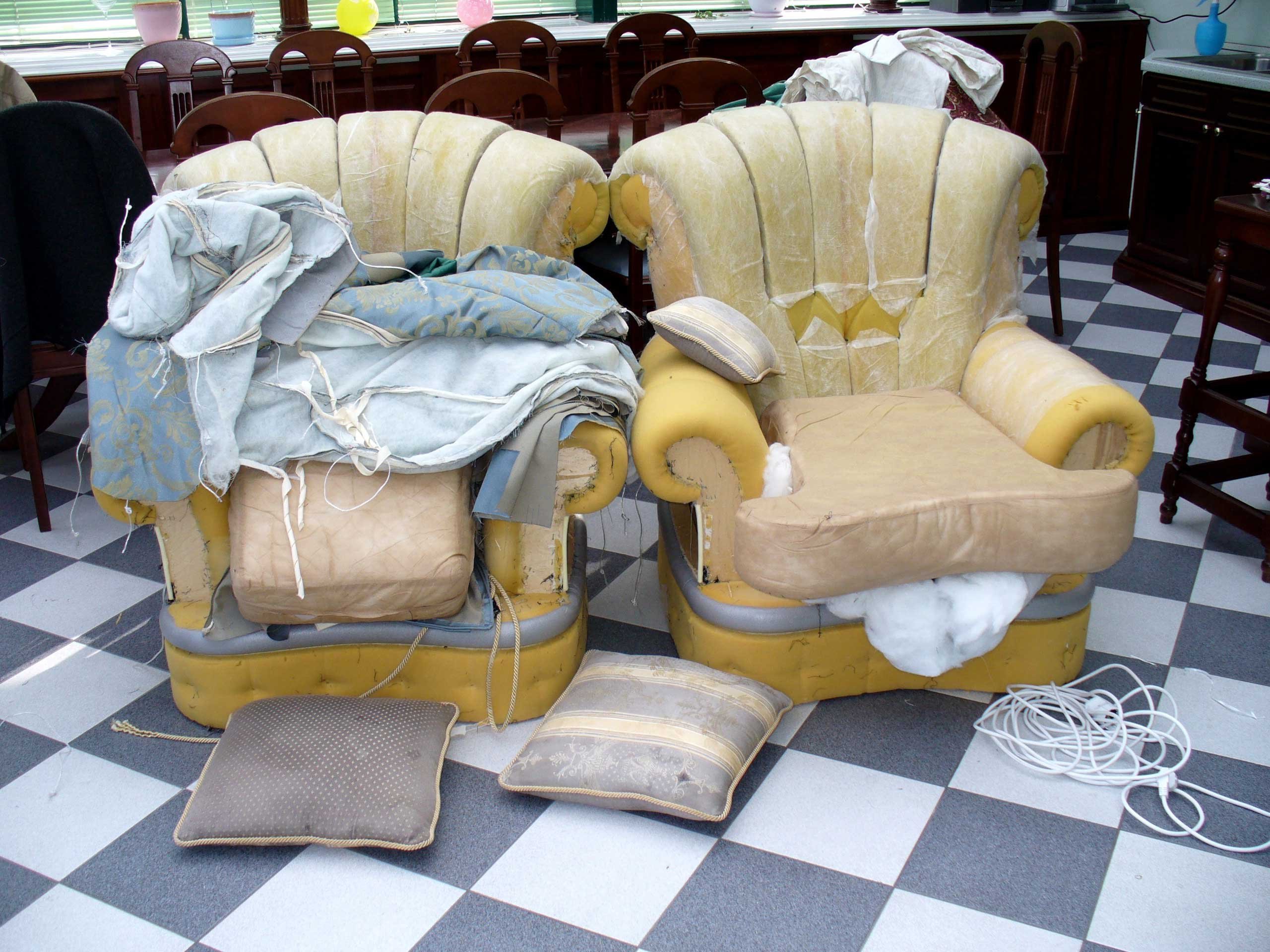 Ремонт реставрация мебели. Старое мягкое кресло. Обтяжка кресла. Перетянуть кресло. Перетянут старое ь кресло.